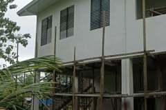 Jalousie-windows-for-better-ventilation-even-during-air-con-mode