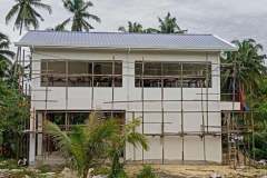super-wide-front-windows-and-open-ground-floor-for-a-farm-type-house
