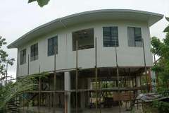 wide-jalousie-rear-windows-for-better-ventilation