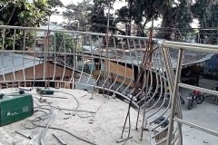 curvy-stainless-rails-with-stainless-protective-rods