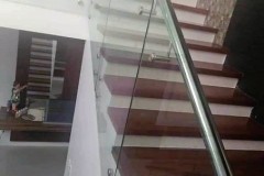 large-glass-panels-and-large-tube-handles